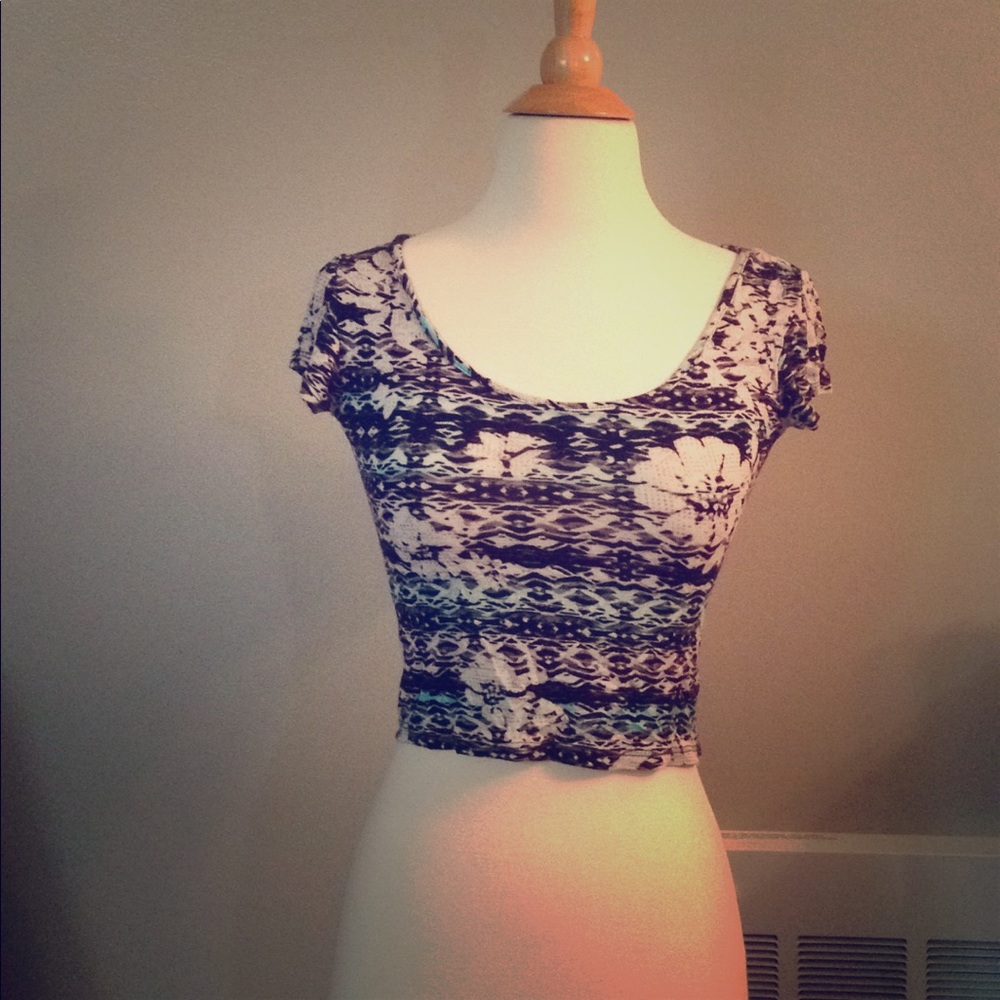 A blue white and black crop top short sleeve